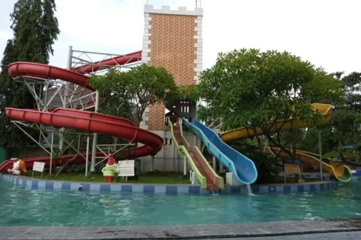 Liburan Keluarga Seru di Waterboom Pantai Brebes, Spot Favorit Anak-Anak dan Dewasa!