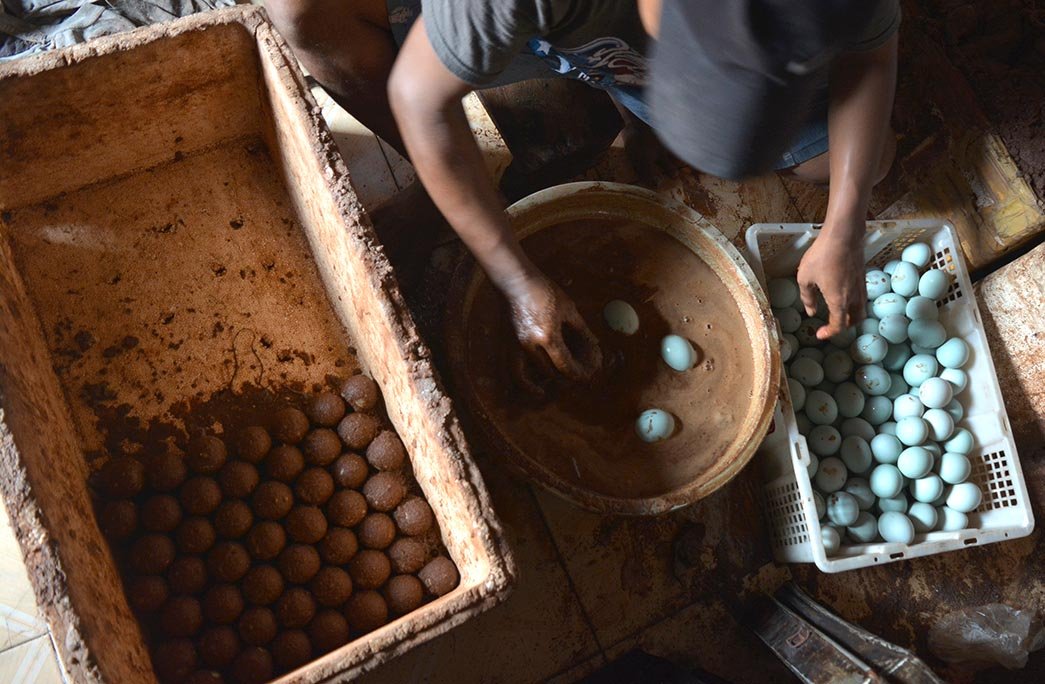 Cara Membuat Telur Asin Menggunakan Batu Bata dan Garam: Teknik Alternatif yang Mudah dan Tahan Lama